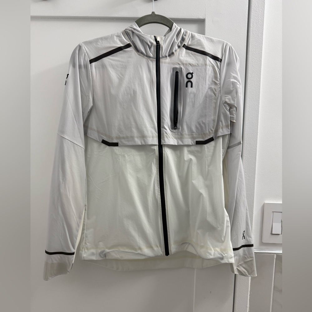 On Running women’s white wind breaker running Jacket